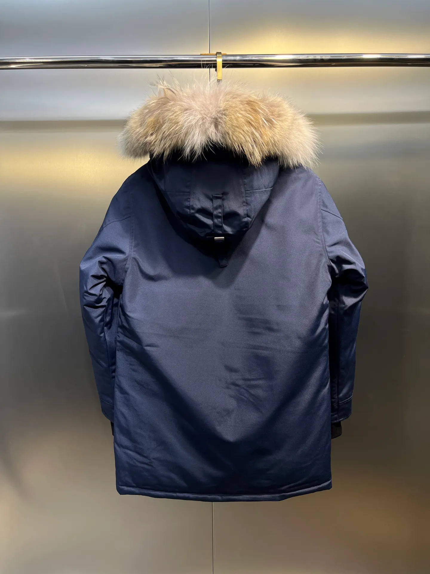P840 𝘾𝘼𝙉𝘼𝘿𝘼 𝙂𝙊𝙊𝙎𝙀Big Goose 13# The design of Big Goose 13 is simple and elegant, a little longer than the 08 model, more suitable for men and suitable for business people. This down jacket is popular for its simple design, which is not only practical but also has a certain sense of fashion. In terms of applicability, the Daye 13 model provides good thermal insulation performance. Its thermal insulation coefficient is level 5, which can provide enough warmth and is suitable for wearing in cold environments. In addition, the Daye 13 model also has a high cost performance. Compared with other models, it provides a better balance between price and performance, making it more competitive in the market.  size：xs-xxl